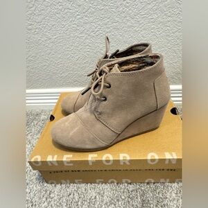 Tom’s Desert Wedge size 6W 
Taupe Suede